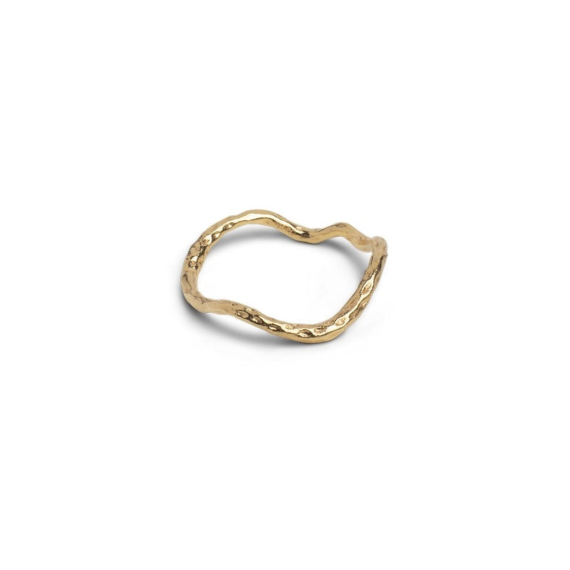 Sway ring i forgyldt sølv fra Enamel Copenhagen med organisk, bølgeformet design.